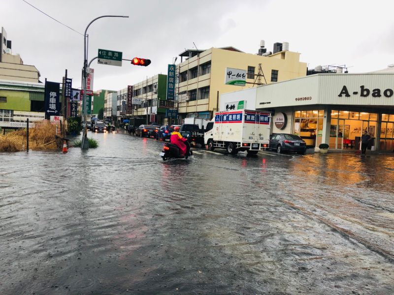 ▲和美鎮德美路和惠文街口，也因為大雨來不及宣洩，路口積水超過腳踝。（圖／記者陳雅芳翻攝，2020.08.03）