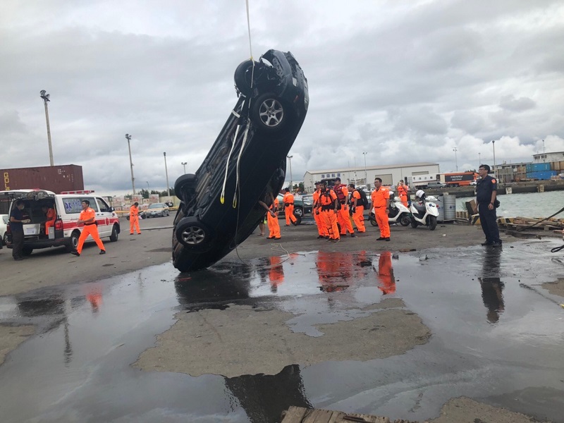 ▲海巡署以重機具將百萬名車自布袋中海中吊起。(圖／海巡署提供）