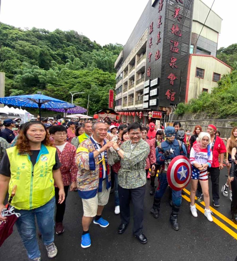 ▲關子嶺火王爺祭相當具有地方特色。圖為林佳龍與民眾一起拉山車(圖/記者林怡孜攝,2020,08,03)