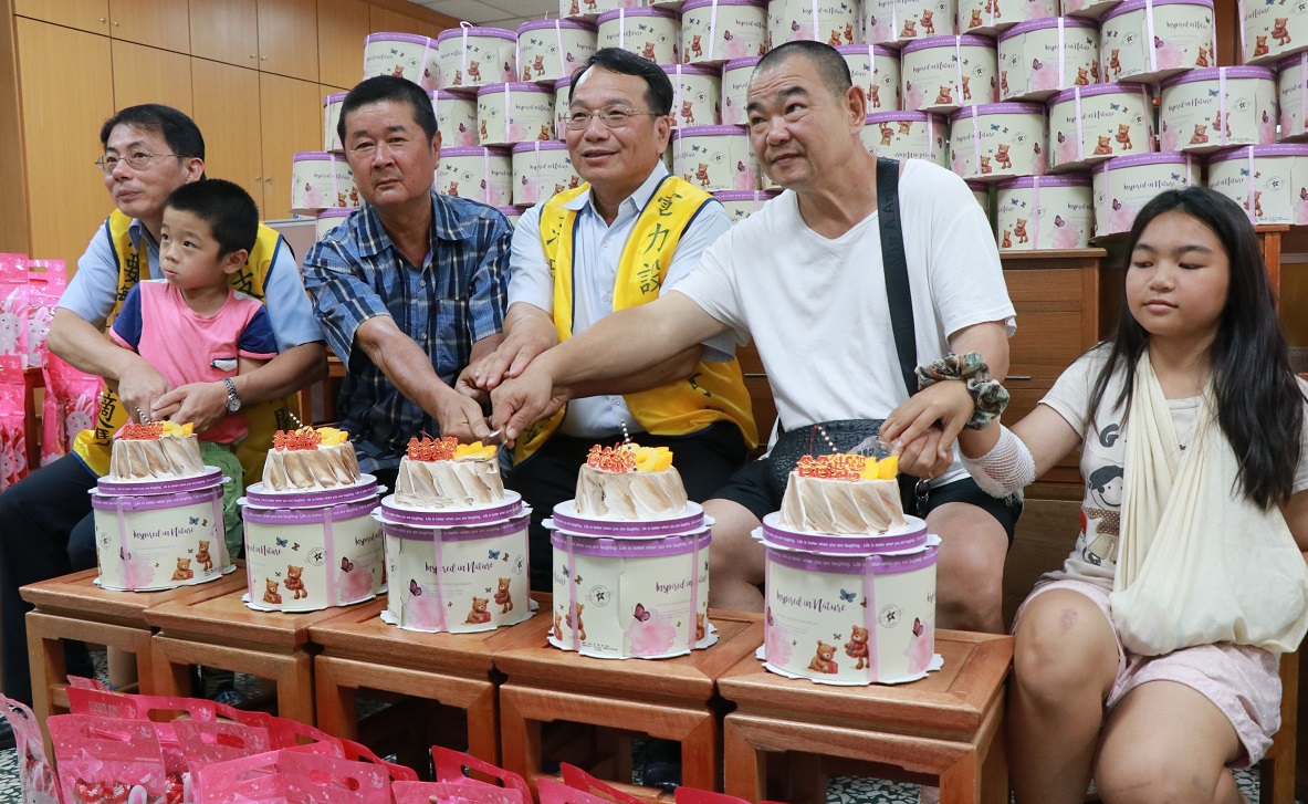 ▲童也恬、鄭淳方、陳宜君三位閨密好友，送來352個父親節蛋糕，讓扶助家庭的父親、阿公倍感暖心。（圖／記者蘇榮泉攝，2020.08.03）