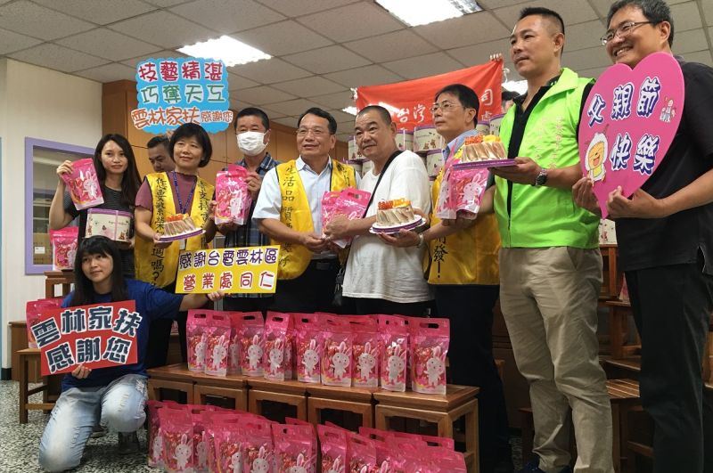 ▲雲林家扶爸爸們於父親節前獲善心人士及機關團體贈滿滿豐富禮物。(圖/記者蘇榮泉攝,2020.08.03)