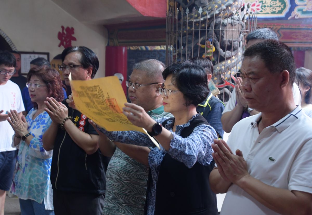 ▲彰化彰邑城隍廟出巡繞境盛事，進入第4日祝壽活動，彰化縣長王惠美恭讀祝賀彰邑城隍爺聖誕千秋疏文。（圖／記者葉靜美攝，2020.08.03）