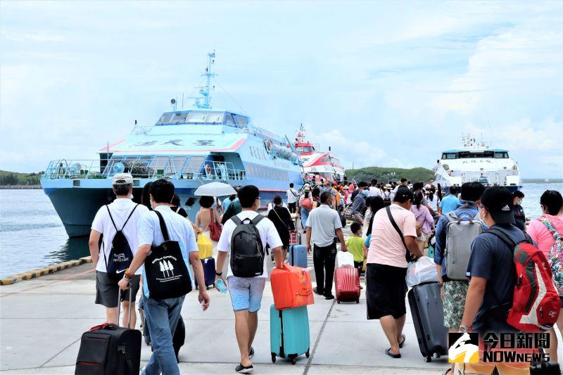 ▲馬公港中午連續開出6艘快速客輪，載運 2548人返回台灣，馬公港到處都是躲避颱風提早結束行程的旅客。（圖／記者張塵攝，2020.08.03）