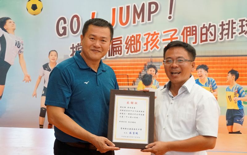 ▲建國國中校長林吉城以感謝狀由蔡議員代表接受,感謝廣德與威宏善盡企業社會責任,回饋社會。(圖/記者蘇榮泉攝,2020.08.03)