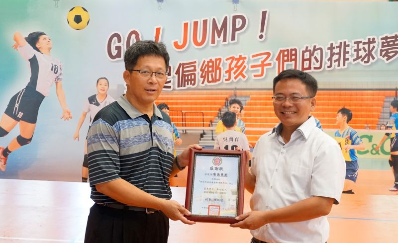▲北辰國小校長陳明誌以感謝狀由蔡議員代表接受,感謝廣德與威宏善盡企業社會責任,回饋社會。(圖/記者蘇榮泉攝,2020.08.03)