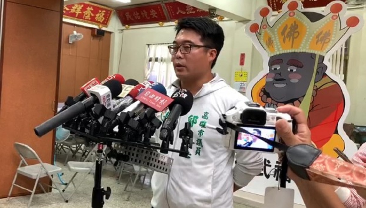 ▲李眉蓁發言人呂謦煒臉書今（３）日在臉書質疑陳其邁陳其邁與蘇震清關係匪淺，陳其邁競總發言人邱俊憲表示，若採用相同標準，國民黨主席江啟臣也公開替該黨立委陳超明站台道歉。（圖／陳其邁競選總部提供）