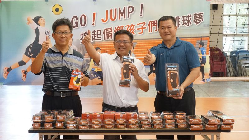 ▲縣議員蔡岳儒與兩位校長感謝廣德集團與威宏控股公司捐贈護具保護排球小將們的身心健康。(圖/記者蘇榮泉攝,2020.08.03)