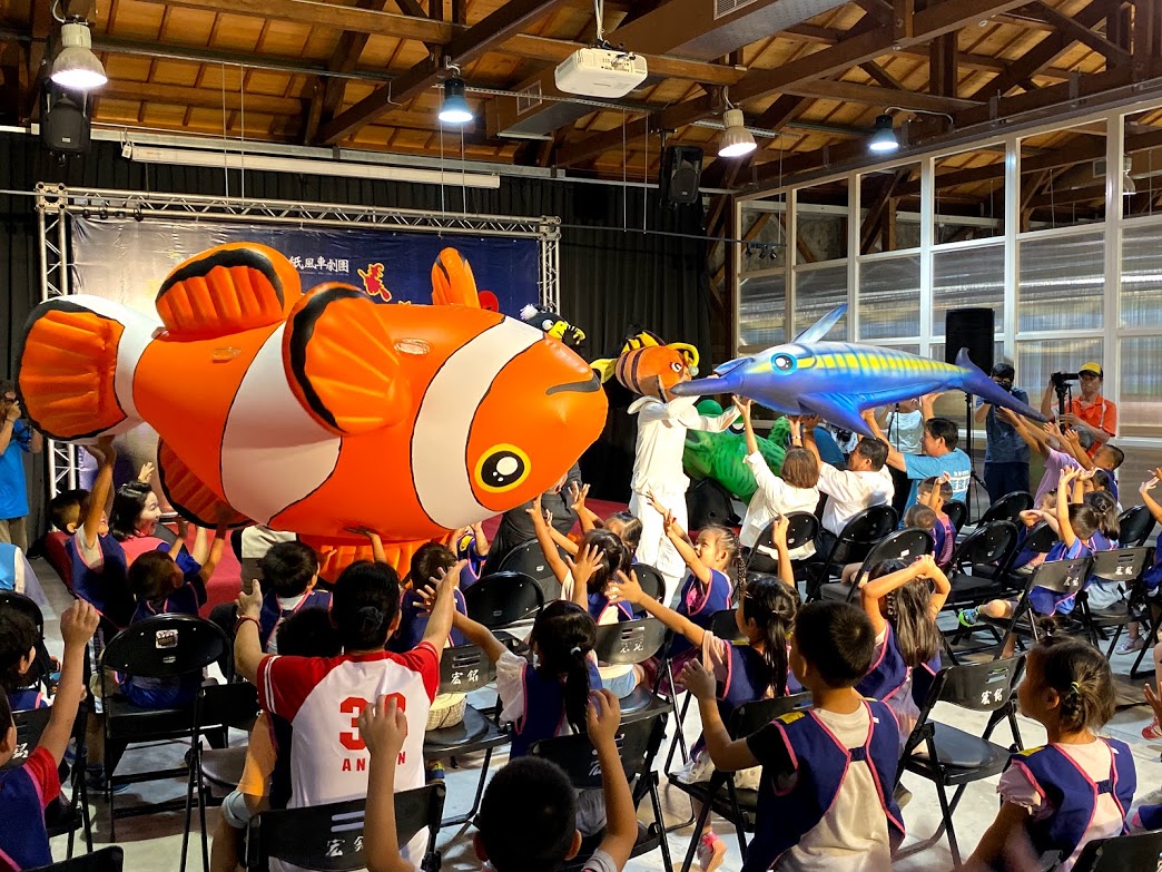 ▲《巫頂環遊世界》劇中主角與小朋友熱情互動。（圖／記者李清貴攝,2020.08.03)