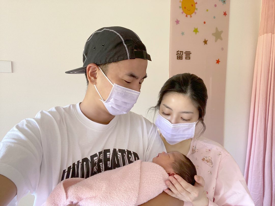 ▲柯有倫曬出老婆Donna，還有女兒的全家福照。（圖／翻攝柯有倫臉書）