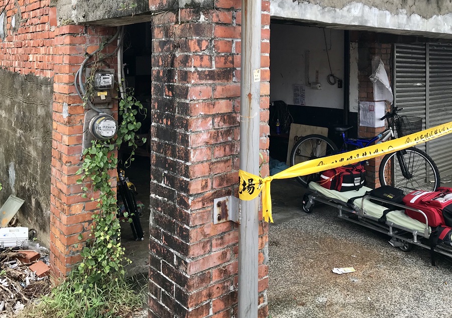 ▲新北市萬里區萬里加投一處民宅，今（4）天上午8時許，一名年約60歲的男子，在屋內修繕水井時，疑似失足不慎掉落井內身亡。（圖／北海岸全民聯盟公社提供）