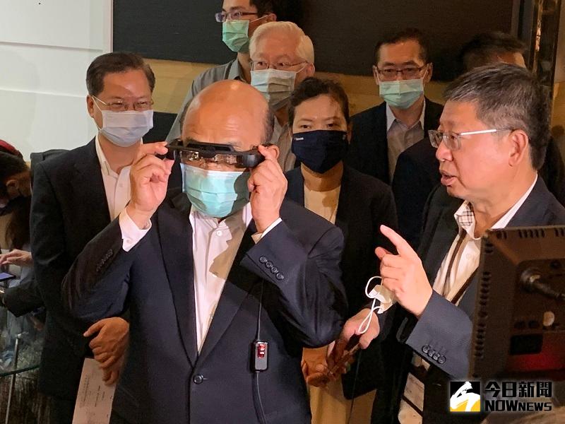 ▲蘇貞昌4日參觀佐臻公司體驗AR虛擬實境，針對侯友宜一再建議對入境者普篩，蘇貞昌依舊冷處理。(圖/記者康子仁攝.2020.08.04)