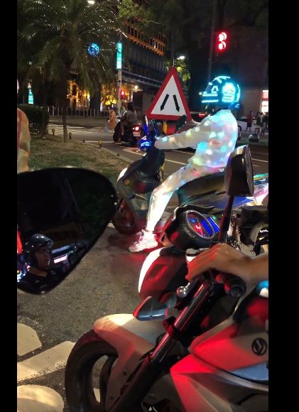 ▲網友也底下紛紛回應,「這個一定不會被撞到」、「這樣很安全,晚上不會看不見」、「電子花車機車版」。(圖/翻攝自《爆廢公社公開版》