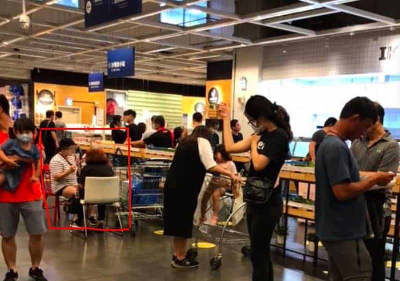 ▲網友分享看到大媽自買椅子坐著用餐。(圖/翻攝爆廢公社)