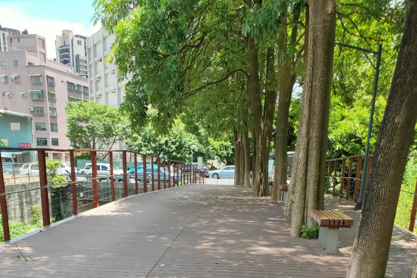 ▲新北環狀線中原站東側中原溝增設人行步道工程，二期工程將從立德街延伸至中原街，目前已動土。（圖／新北市捷運局提供）