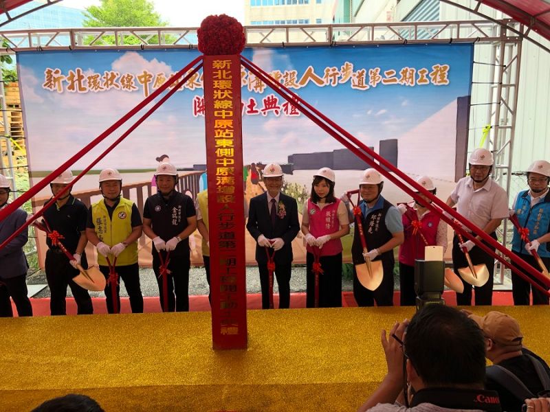 ▲新北環狀線中原站東側中原溝增設人行步道工程,二期工程將從立德街延伸至中原街,目前已動土。(圖/新北市捷運局提供)
