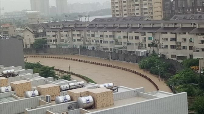 ▲107年0828曹公新圳溢堤照片(圖/水利局提供)
