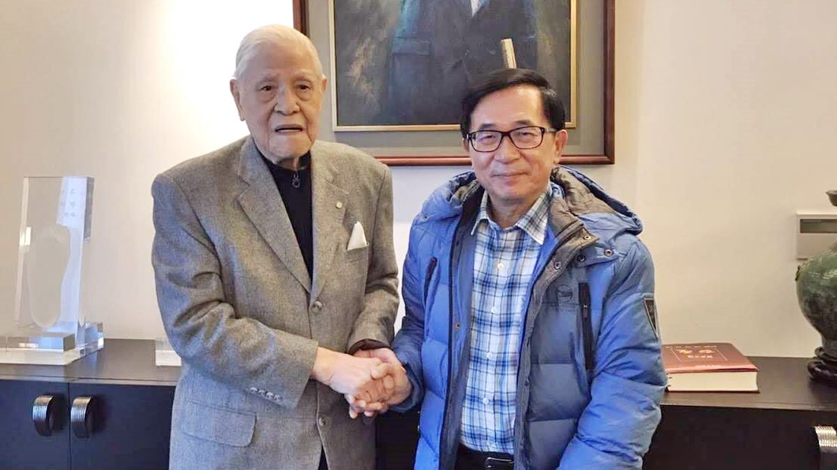 ▲前總統陳水扁為了李登輝批評馬英九，馬英九基金會執行長蕭旭岑４日回應，陳水扁在2000年也曾公開承認「一中各表」。圖為李登輝生前與陳水扁合影。（圖／翻攝陳水扁臉書）