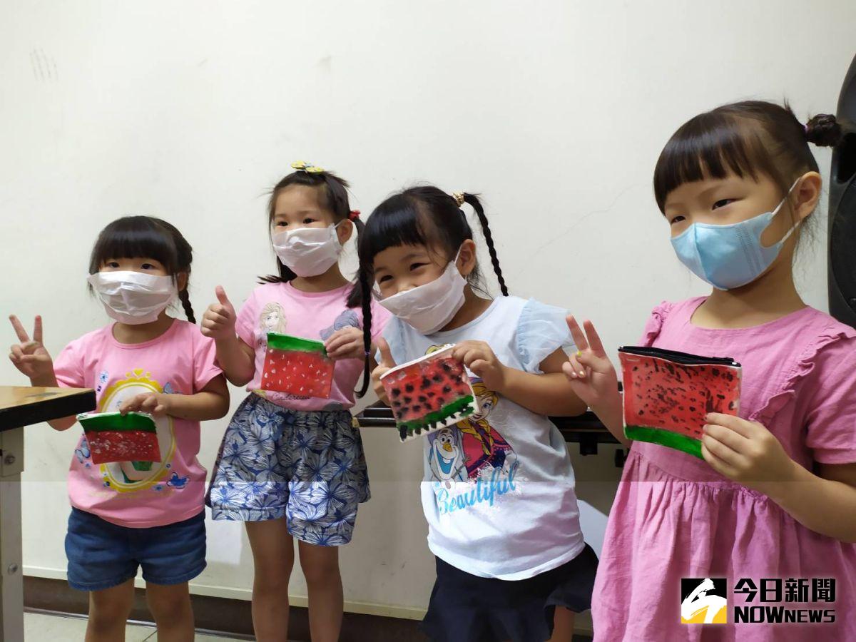 ▲小朋友開心展示自己DIY彩繪布包。（圖／記者葉靜美攝，2020.08.04）