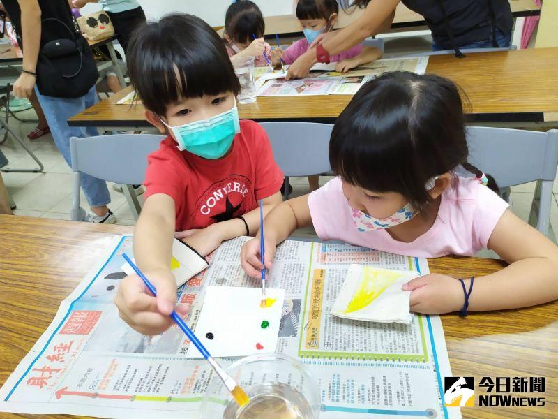 ▲小朋友聚精會神彩繪布包。(圖/記者葉靜美攝,2020.08.04)