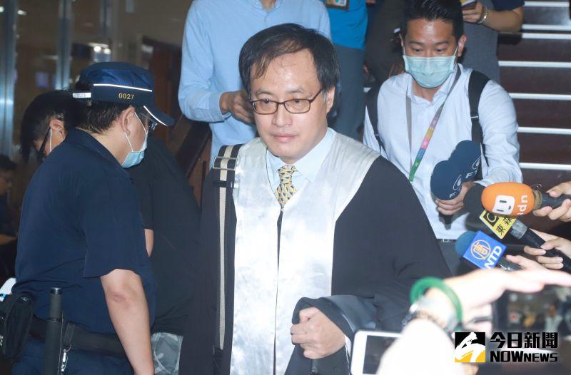 ▲徐永明80萬交保,律師陳恆寬感謝法官明察秋毫。(圖/記者葉政勳攝.2020.08.04)