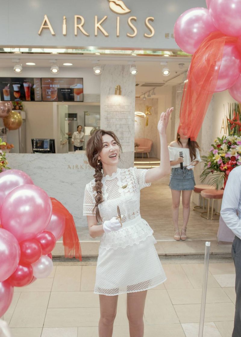 ▲曾莞婷3日為自己和好友創立的網美飲料店剪綵。(圖/AIRKISS飛吻茶飲)