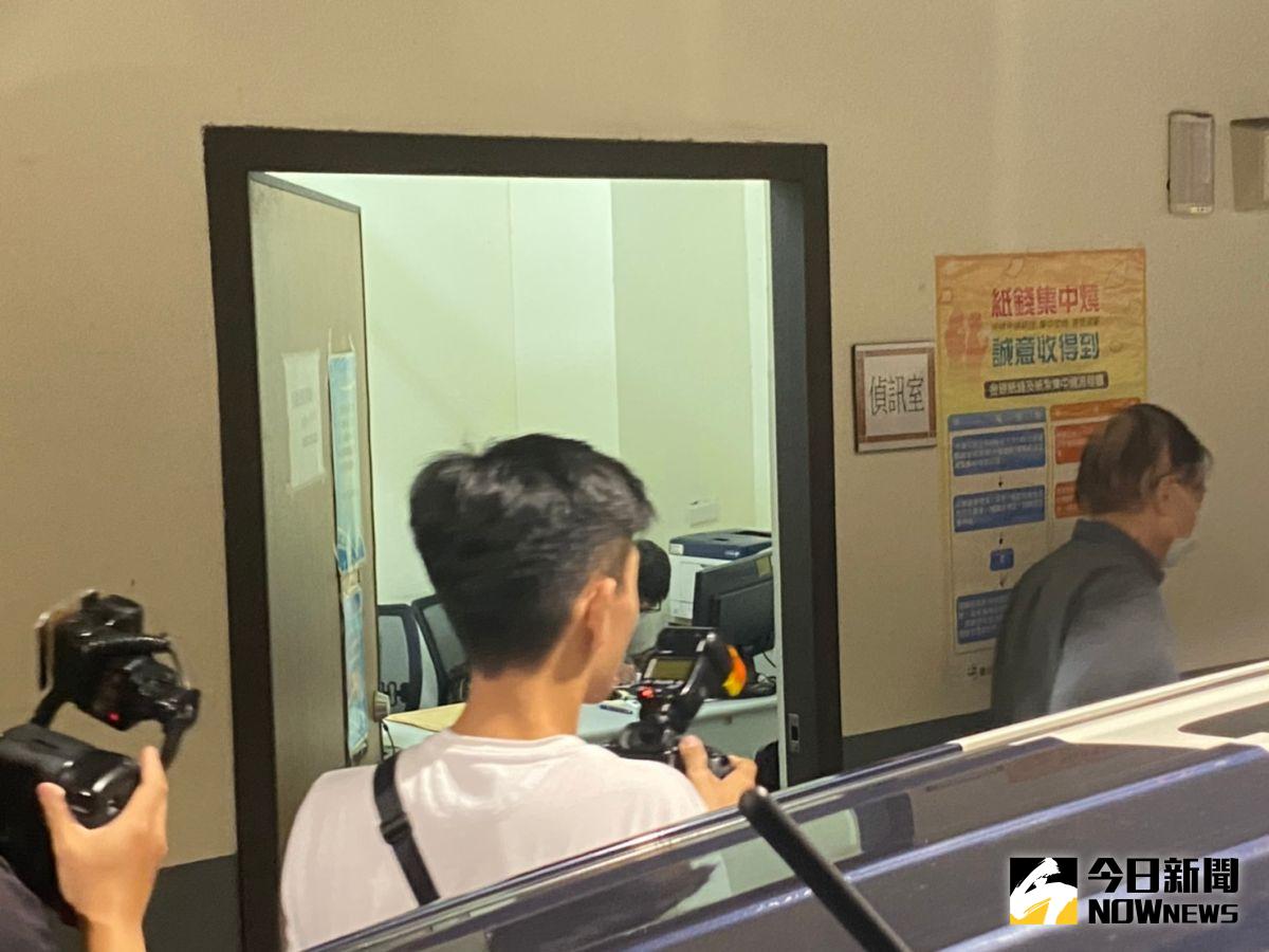 ▲羅霈穎遺體今解剖，羅的大哥（右一）快步離開偵訊室，並搭車閃離二殯。（圖／記者臺孝婷攝）