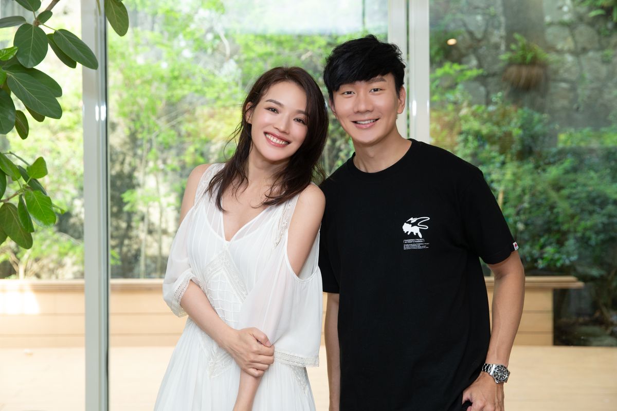 ▲林俊傑（右）的新歌MV找來「女神」舒淇擔任女主角，他變身暖男還把自家咖啡搬到現場。（圖／華納音樂提供）