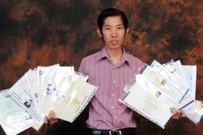 ▲在印尼，有一位神人學霸熱愛讀書，把「拿學位」當樂趣，不到40歲就擁有11個學士和3個碩士。（圖／翻攝自IG）