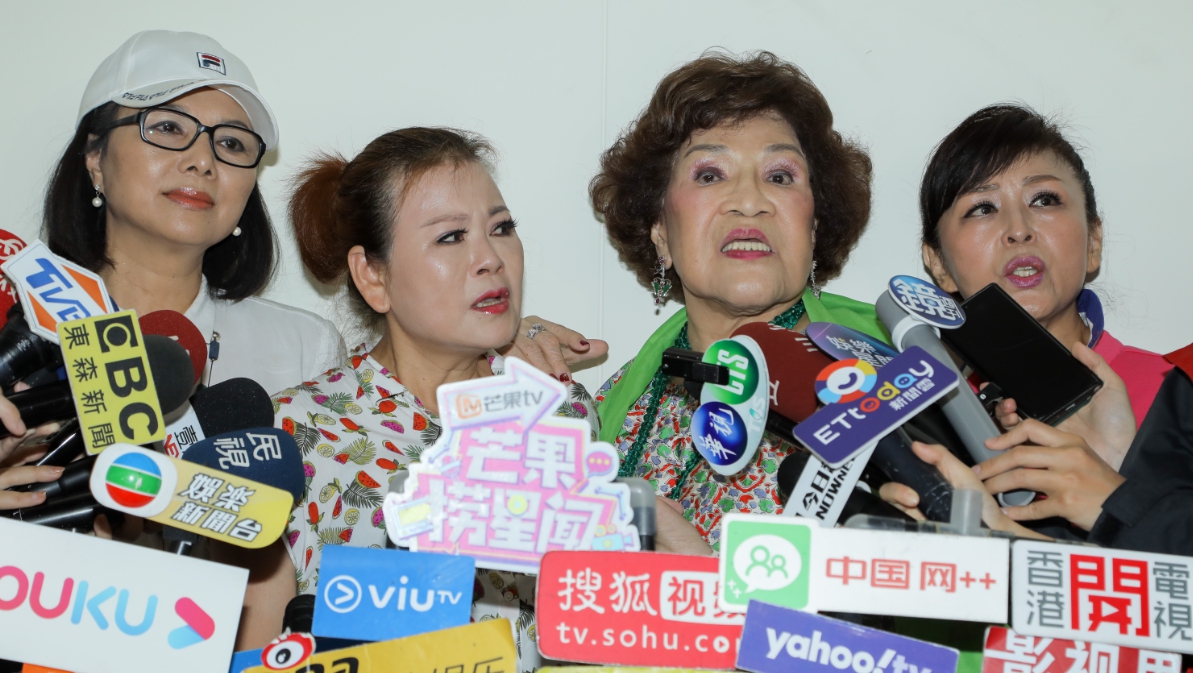 ▲挖掘19歲羅霈穎出道，周遊（右2）聞噩耗徹夜難眠。（圖／記者林柏年攝） 