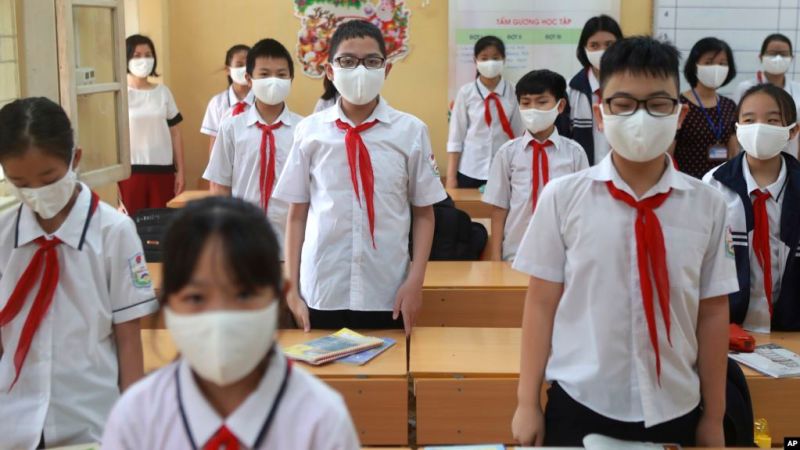 ▲越南河內的小學生配戴口罩上課。（圖／美聯社／達志影像）