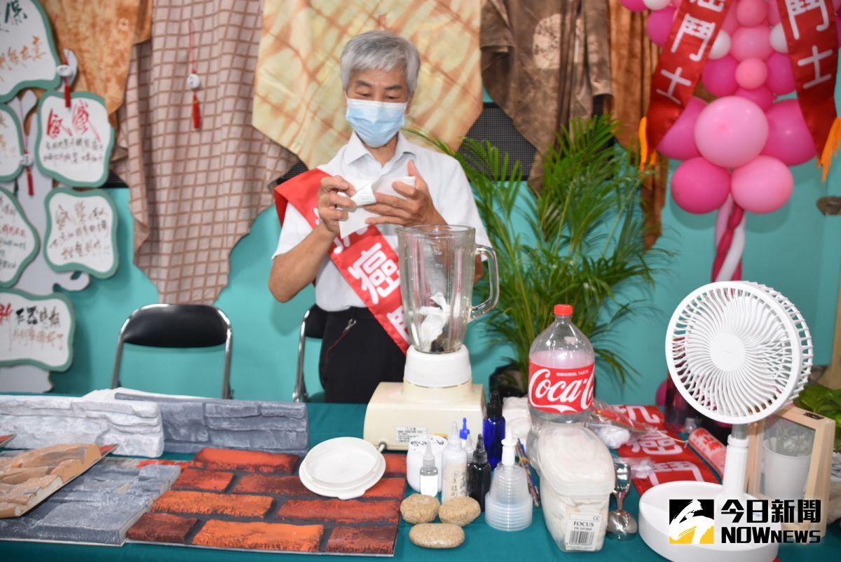 ▲許正鑫首度公開教導紙纖工藝文化石創作製作步驟。（圖／記者陳雅芳攝，2020.08.04）