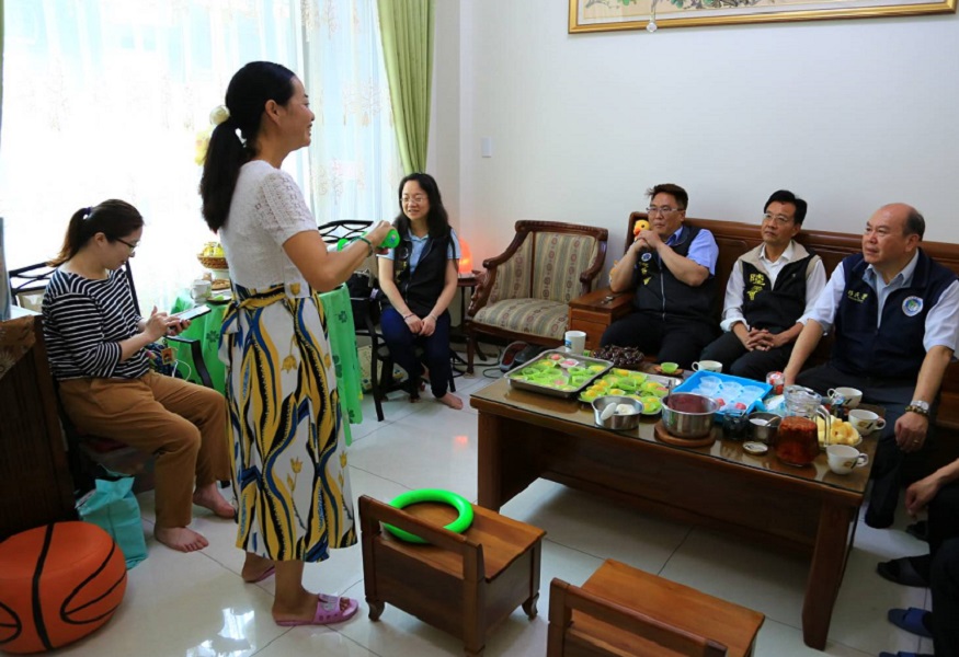 ▲新住民蔣萌女士示範手作糕點。(圖／移民署嘉義服務站提供）