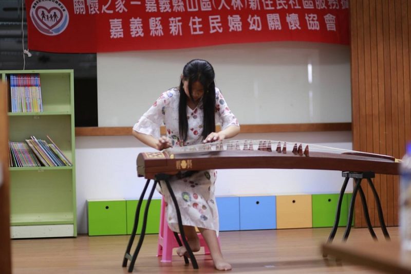 ▲大陸新住民吳海霞之女演奏古箏曲子-戰颶風、邊疆舞曲。(圖/移民署嘉義服務站提供)