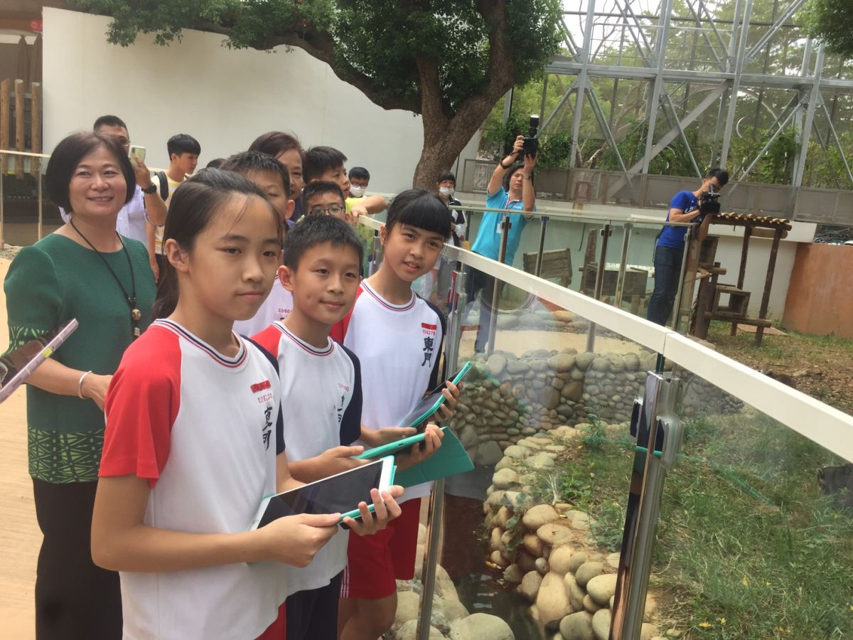 到新竹動物園，可利用「遊台灣學英文」的APP，除可認識動物的英文外，還可實境體驗及進行任務挑戰。（圖/記者金祐妤攝,109.8.4）
