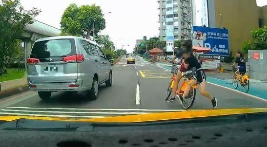 ▲女童雙載差點出車禍,後方運將特別注意,好險車速不快。(圖/翻攝自
