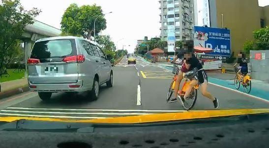 ▲女童雙載差點出車禍，後方運將特別注意，好險車速不快。（圖／翻攝自