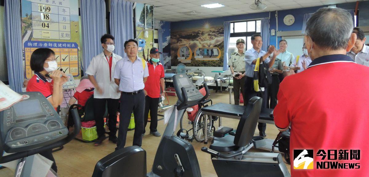 ▲參訪人員實地參觀住民房舍、保健組及復健室。（圖／記者陳雅芳攝，2020.08.04）