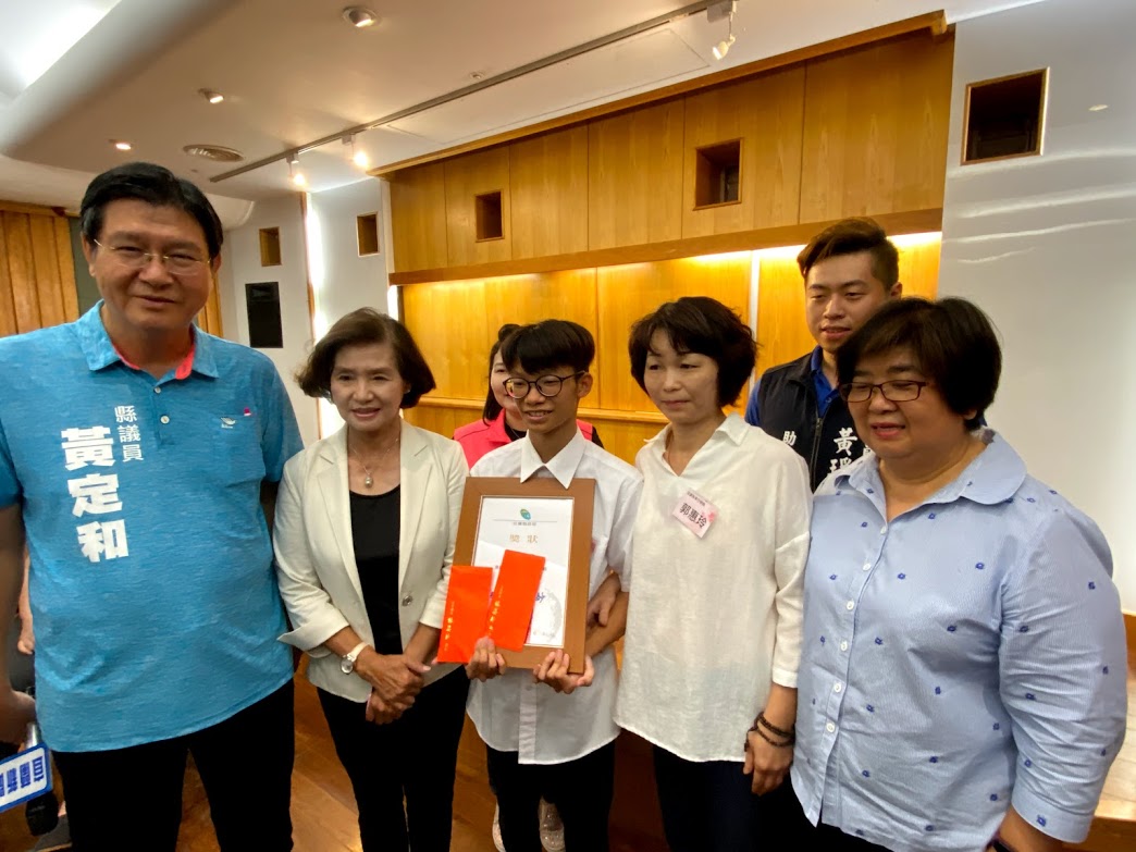 ▲郭惠玲(右三)看到王博右的處境當場將獎金捐給他。（圖／記者李清貴攝,2020.08.04)