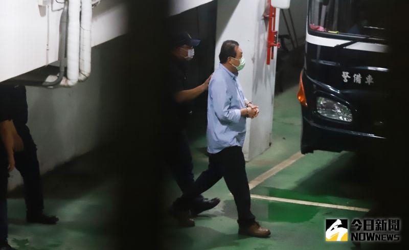 ▲立委集體涉貪案,台北地方法院公布裁定結果民進黨立委蘇震清遭收押被法警護送上囚車。(圖/記者葉政勳攝 , 2020.08.04)