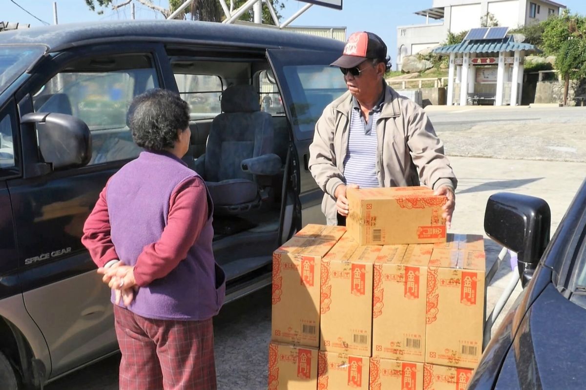 ▲金門秋節家戶配售酒9月3日開賣。(圖/記者蔡若喬攝)