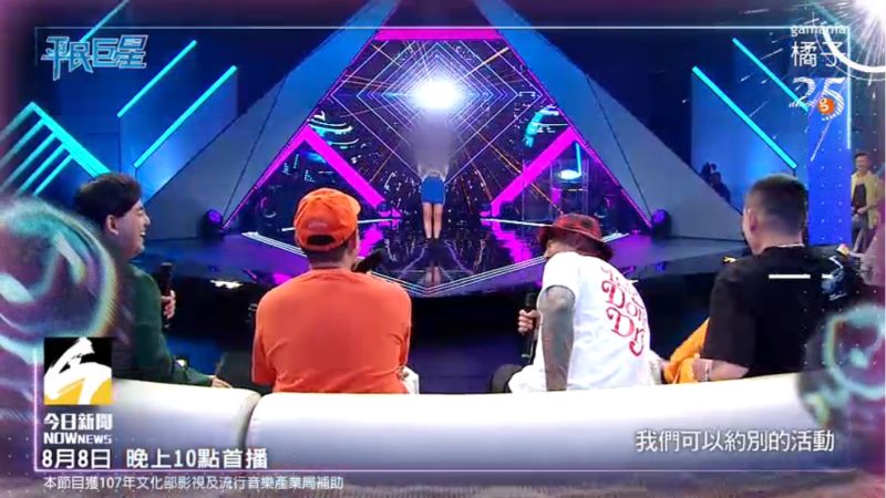 ▲空姐不吝嗇地開約玖壹壹。(圖/翻攝平民巨星)