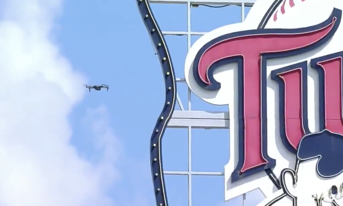 ▲雙城對海盜一役，因為空拍機闖入而導致球賽中斷。（圖／擷取自@MattJ_Sports推特。）