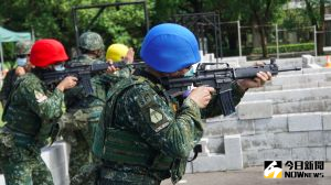▲陸軍首度開辦特戰體驗營,其中「CQB限制空間戰鬥」課程,學員在教官指導下,操作T91步槍發射訓練彈,體驗射擊快感。(圖/記者呂炯昌攝.2020.08.05) ▲陸軍首度開辦特戰體驗營,其中「CQB限制空間戰鬥」課程,學員在教官指導下,操作T91步槍發射訓練彈,體驗射擊快感。(圖/記者呂炯昌攝.2020.08.05)