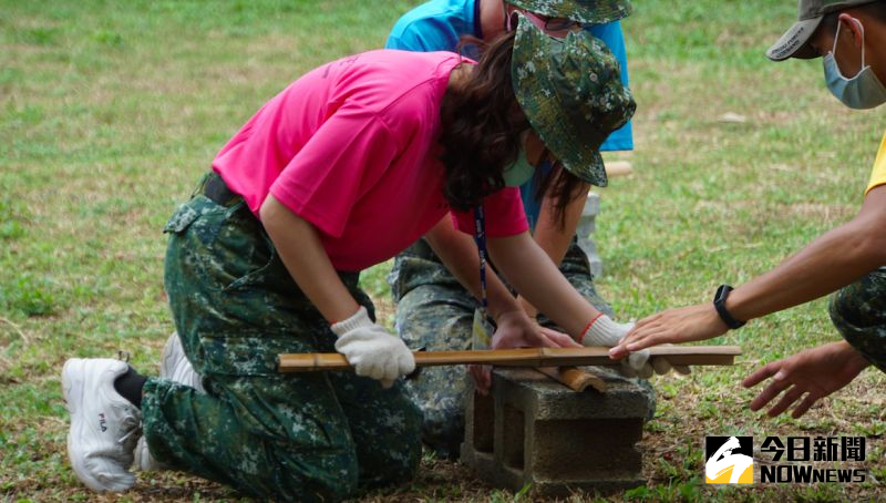 ▲陸軍首度開辦特戰體驗營，學員在「野外求生」基本訓練中練習鑽木取火。（圖／記者呂炯昌攝.2020.08.05）