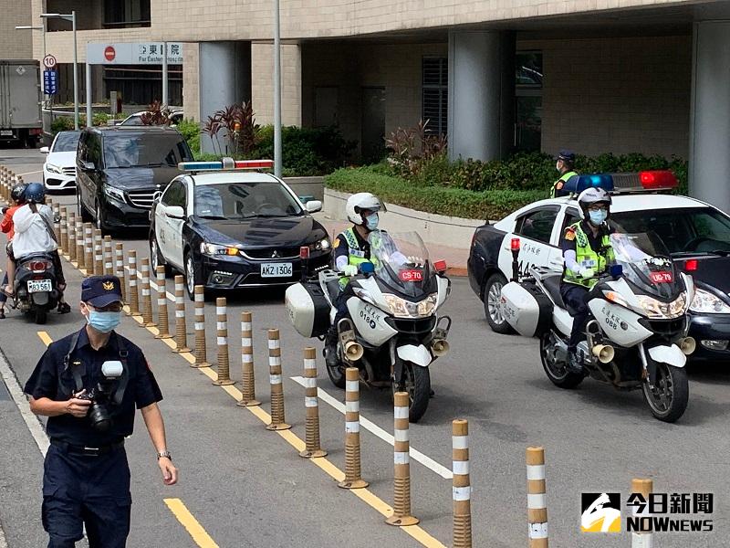 ▲在警車開道下，一輛載著楊庭豪大體的黑色廂型車緩緩駛出亞東醫院。(圖/康子仁攝)