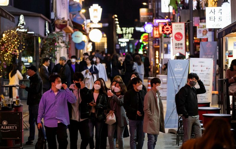 ▲韓國夜晚街道。日前韓國鬧區夜店爆發群聚感染，日本方面，也有數家餐廳、夜店傳出疫情。（圖／翻攝自《金融時報》）