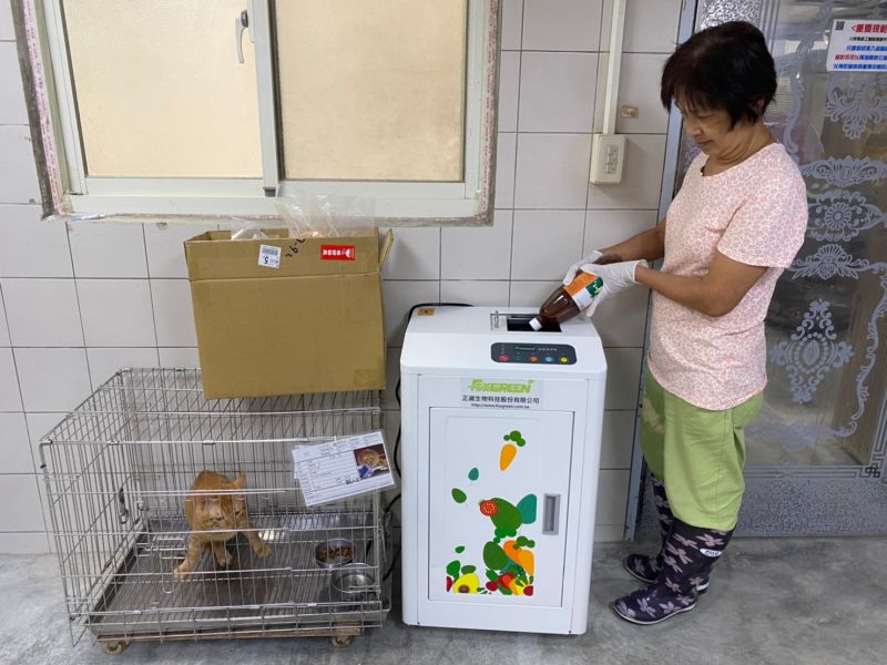 ▲新北市新店動物之家將動物糞肥利用免堆科技轉製為肥料,免費提供新北市青農。(圖/新北市動保處提供)