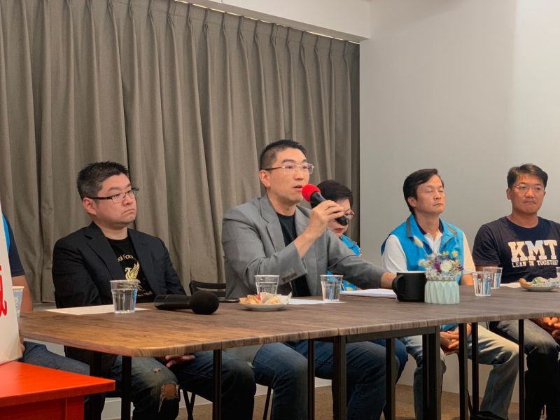 ▲謝國樑今(5)日與基隆市議員們舉行記者會,表達目前基隆輕軌對通勤族的衝擊,相關規劃單位漠視基隆民眾不滿的聲音。(圖/謝國樑辦公室提供提供)
