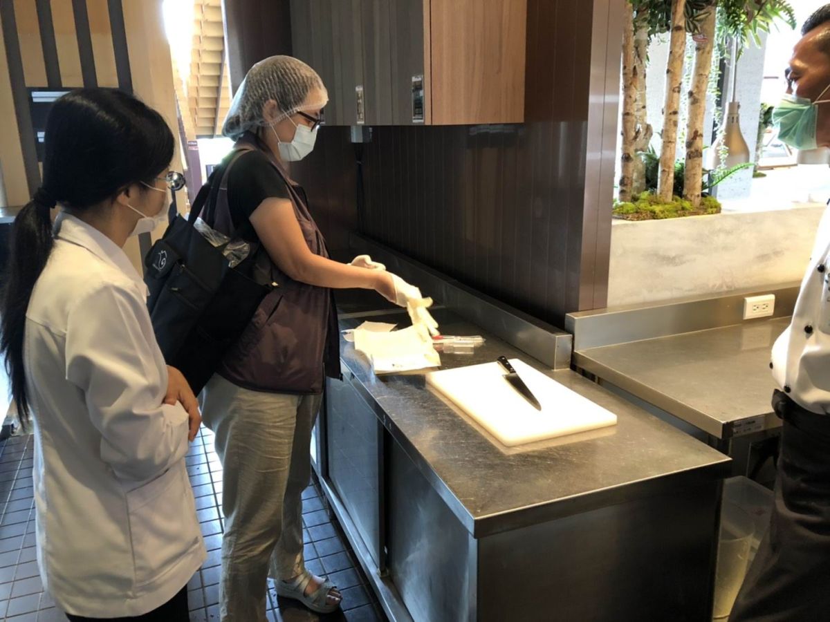 ▲宜蘭縣衛生局前往礁溪老爺酒店供應餐食場所稽查，並令其停止作業、改善缺失靜候調查。（圖／宜蘭縣衛生局提供)