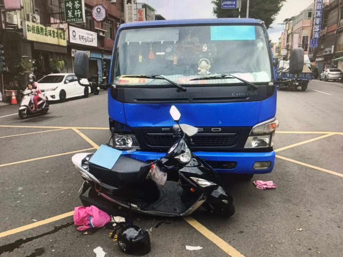 ▲婦人左轉未注意後方來車，連人帶車被後方貨車推行近20公尺才停止。（圖／平鎮分局提供）